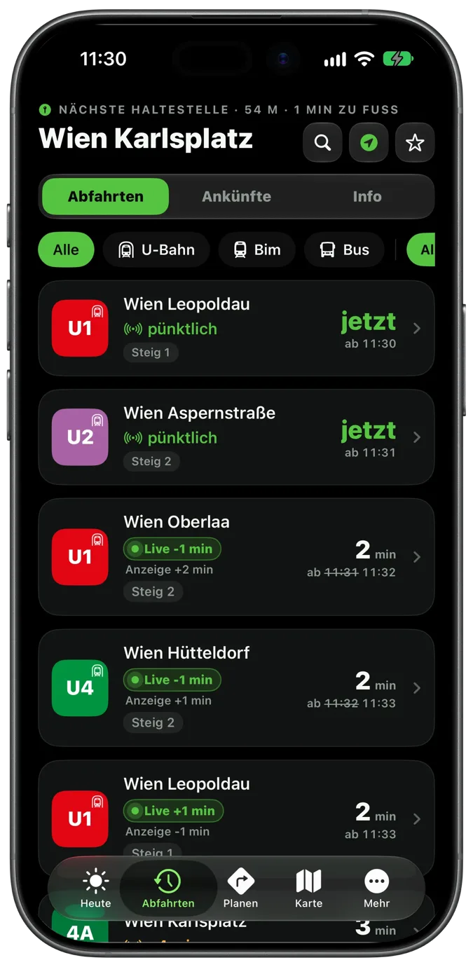 ÖffiGo Abfahrten am Wiener Karlsplatz. Die U1 zeigt die eigene Live-Zeit neben der Anzeige des Betreibers.